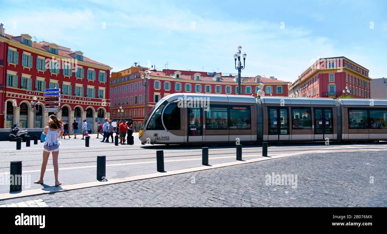 Nice, FRANCE - 4 JUIN 2017 : un tramway traversant la place Massena à Nice, France. La Place Massena est la place publique principale dans le famou Banque D'Images