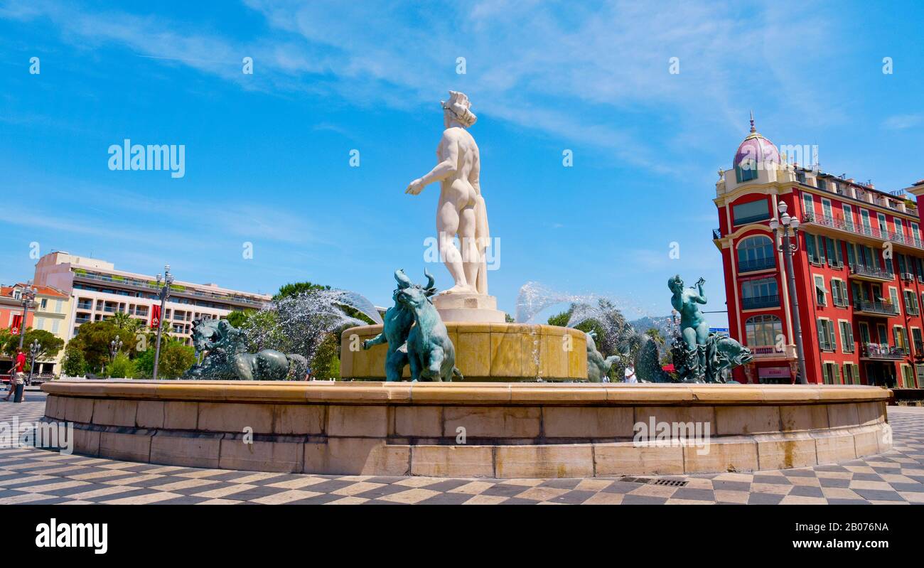 NICE, FRANCE - 4 juin 2017 : une vue de la fontaine Fontaine du Soleil à la place la place Masséna à Nice, France. La Place Masséna est le principal éditeur Banque D'Images