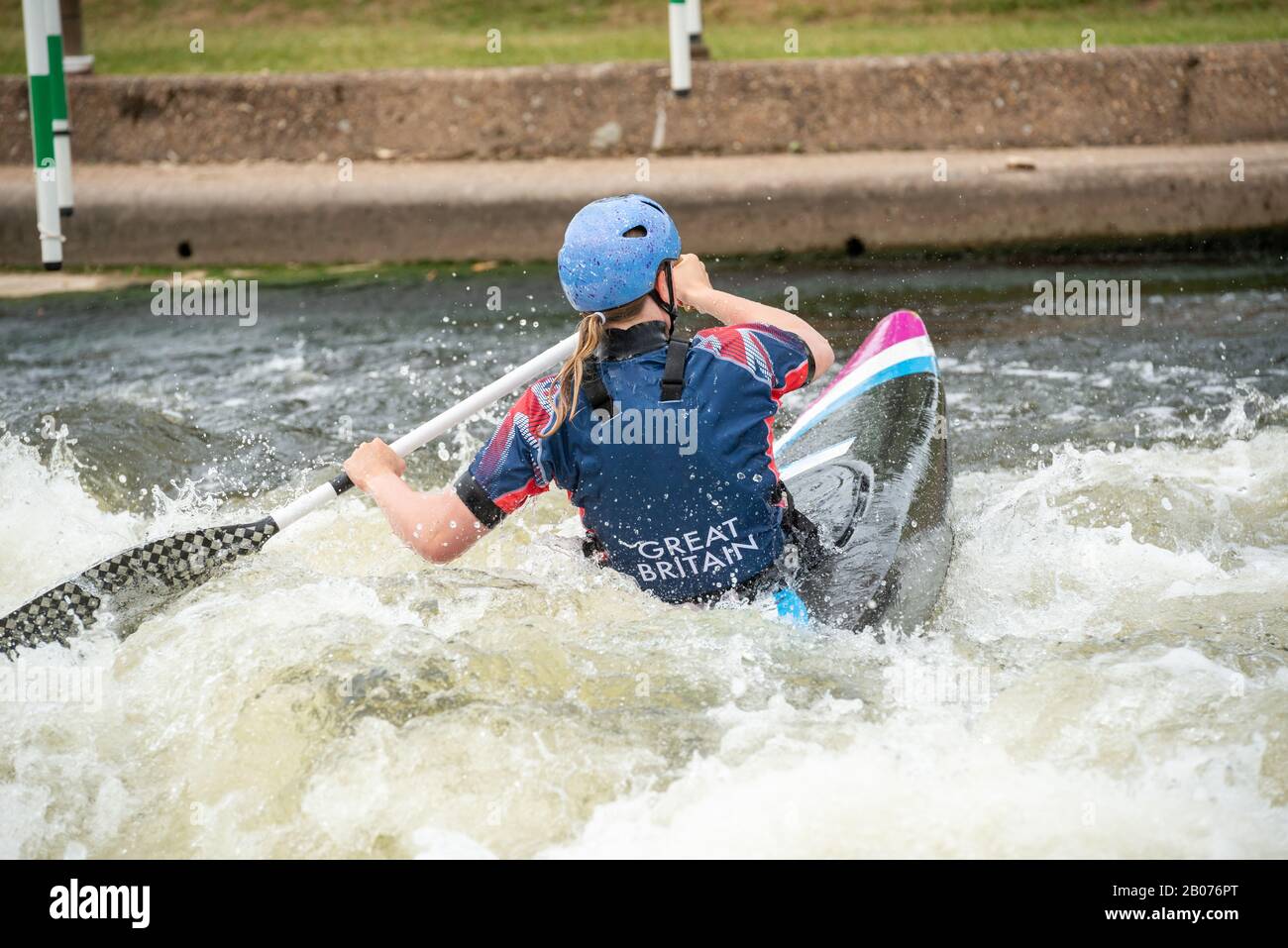 Athlète de classe GB à slalom en eau blanche pagayant de l'appareil photo. Banque D'Images
