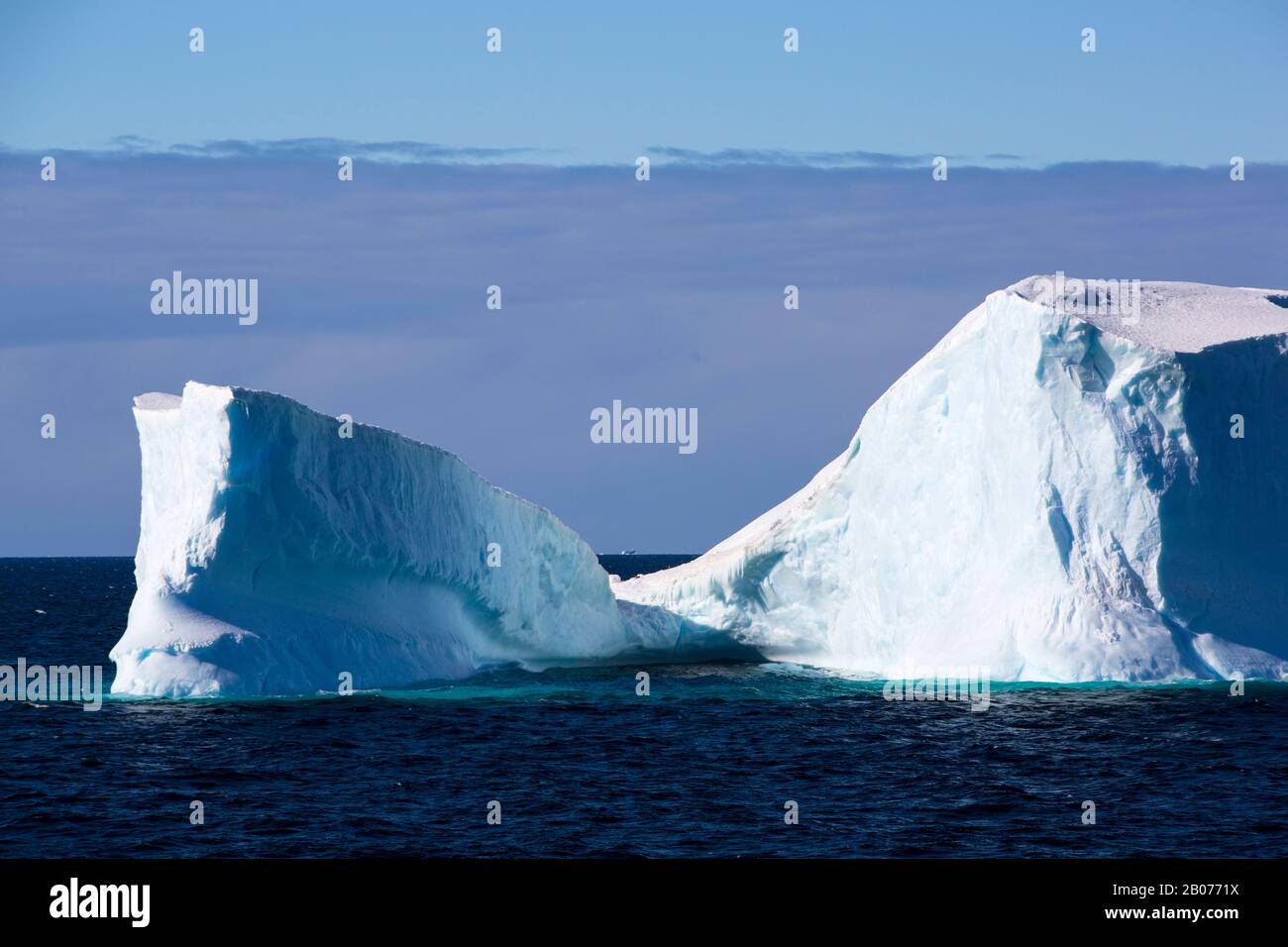 Icebvergs de la pointe nord de la péninsule antarctique près de l'île Gourdin. Banque D'Images