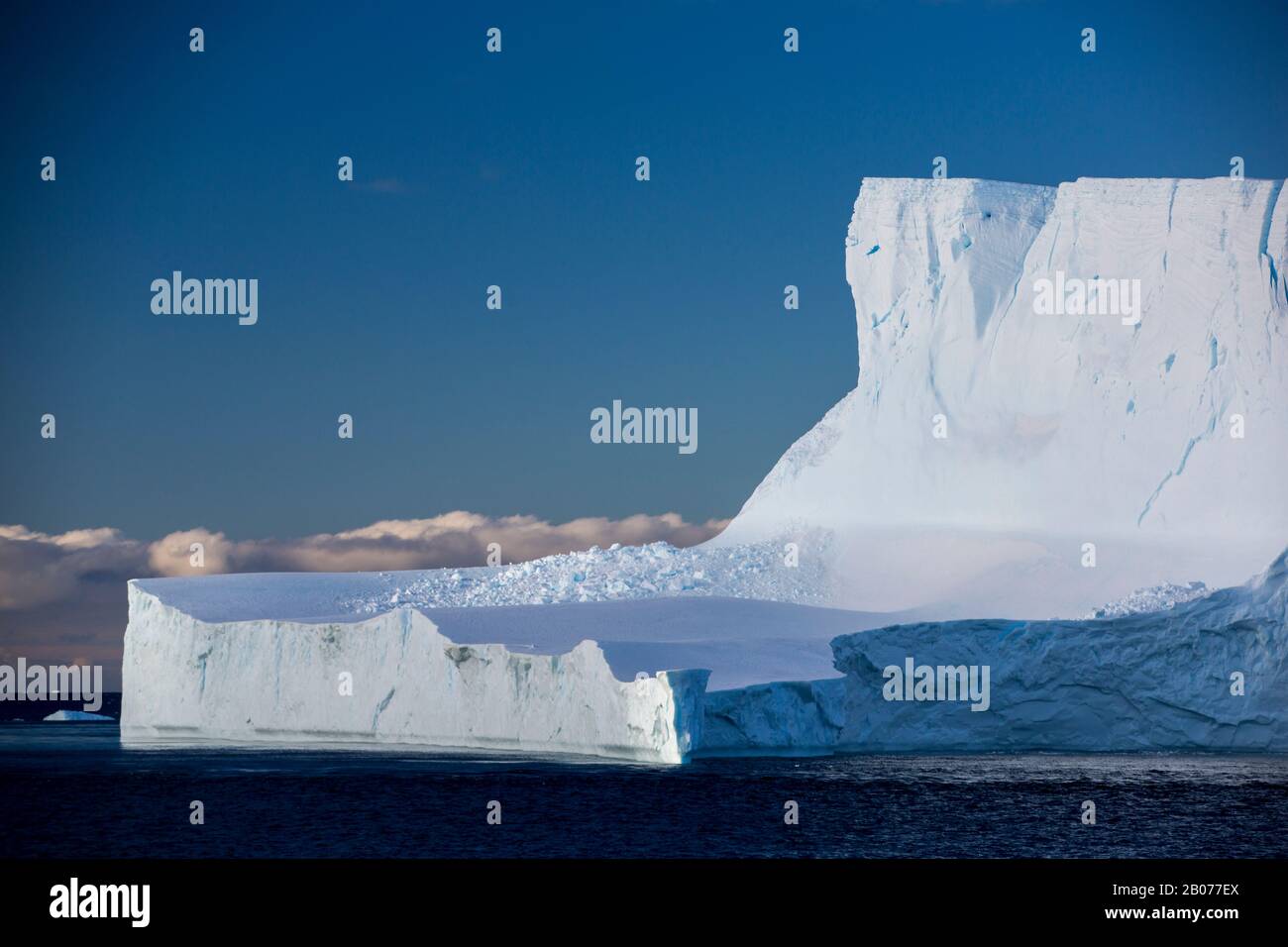 Icebvergs de la pointe nord de la péninsule antarctique près de l'île Gourdin. Banque D'Images