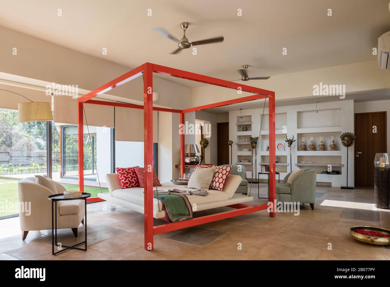 Canapé encadré dans le salon moderne Banque D'Images