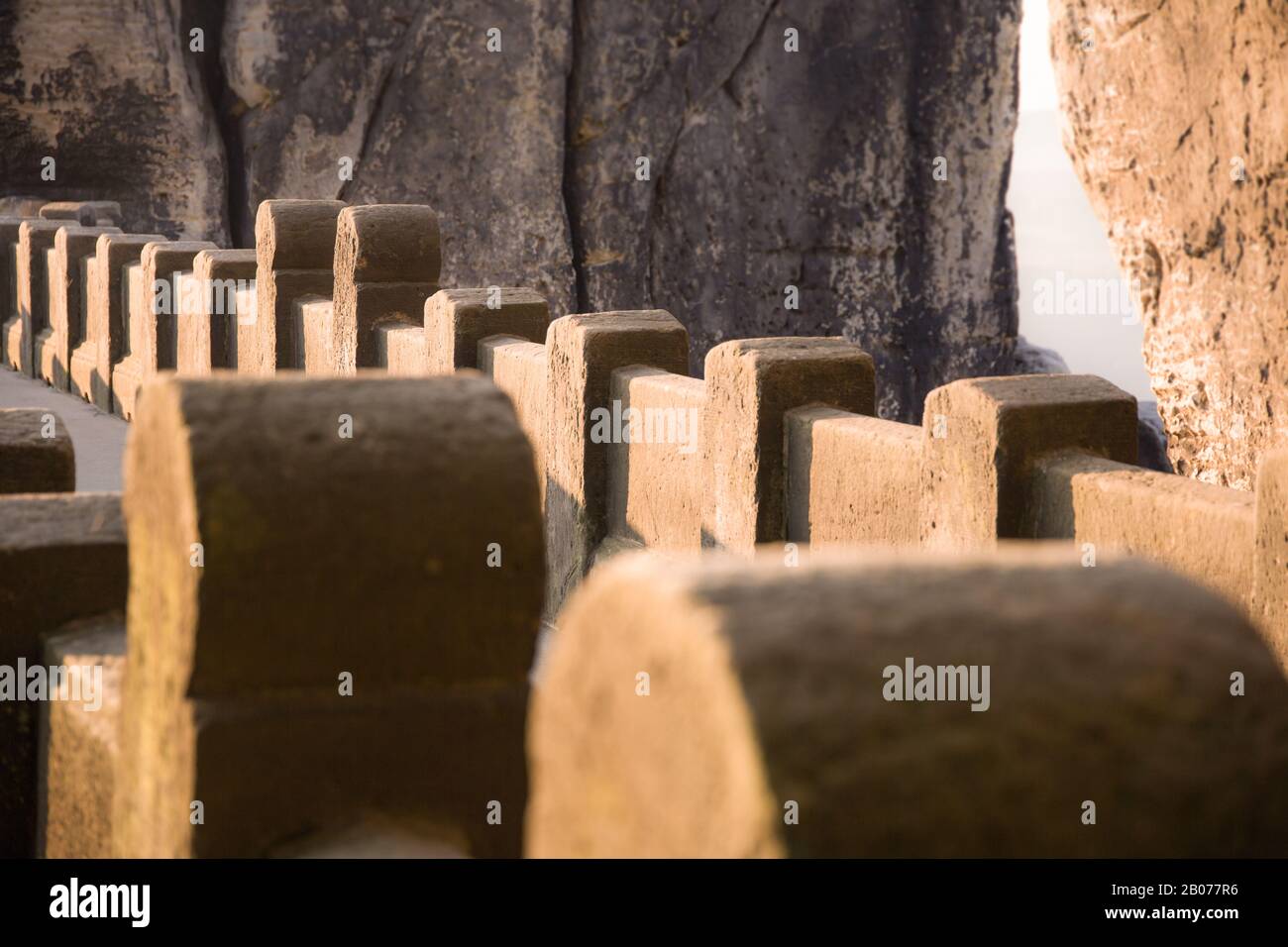 Un détail du pont Bastai en Saxe au lever du soleil Banque D'Images