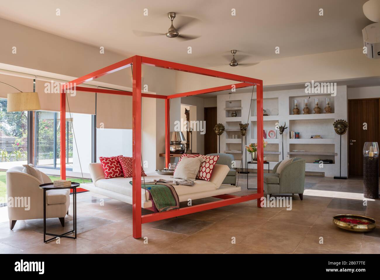 Canapé encadré dans le salon moderne Banque D'Images