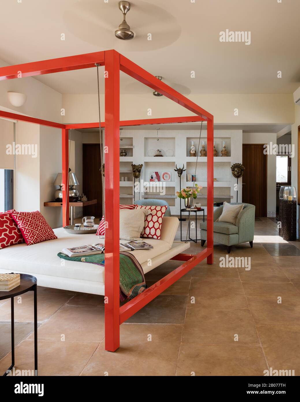 Canapé encadré dans le salon moderne Banque D'Images