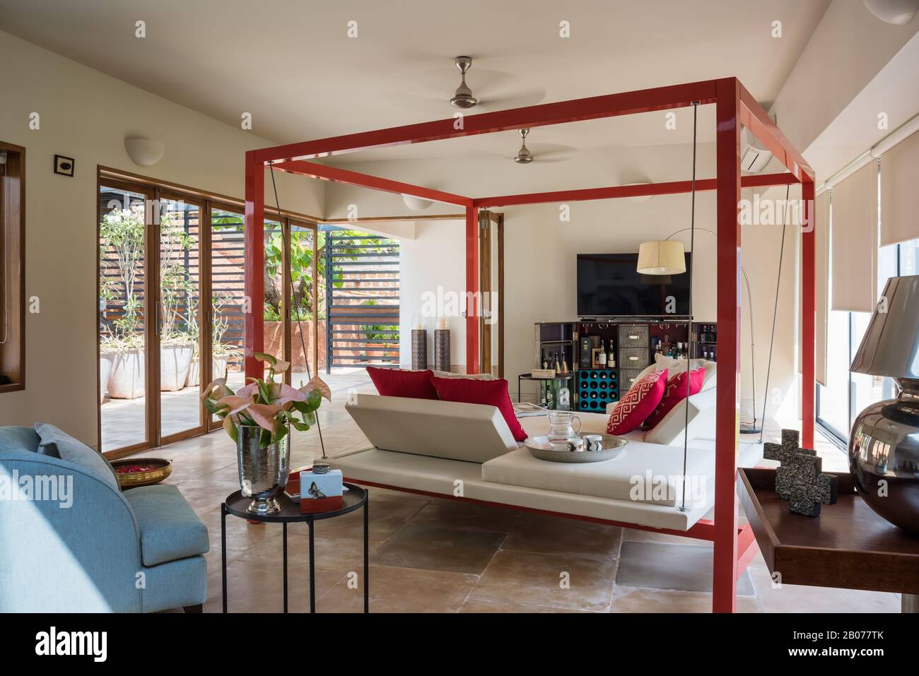 Canapé encadré dans le salon moderne Banque D'Images