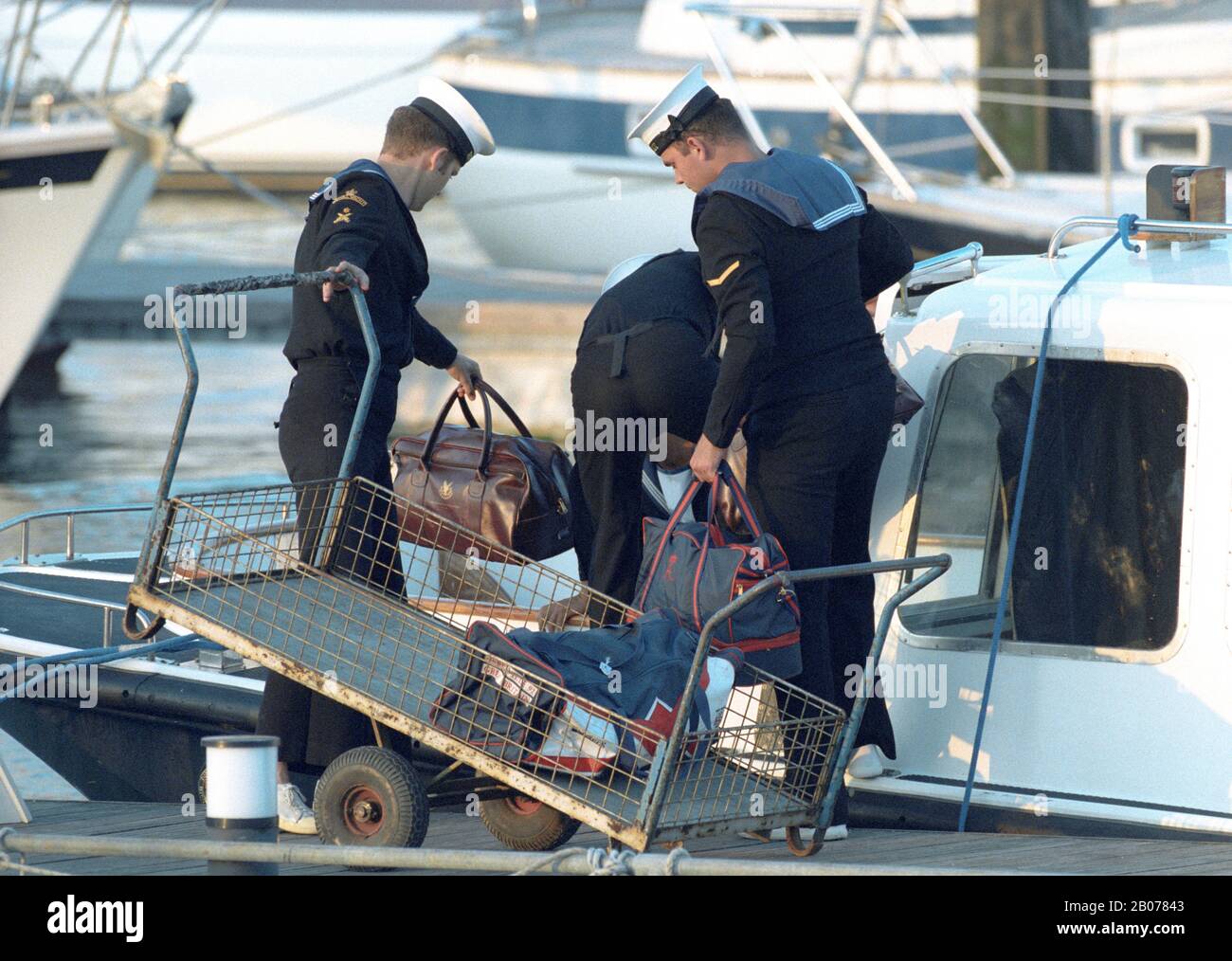 Les bagages de la princesse Anne HRH sont chargés par des marins sur une Royal Barge à partir de HMY Britannia au port de Cowes pendant la semaine de la régate Cowes, île de Wight, Banque D'Images