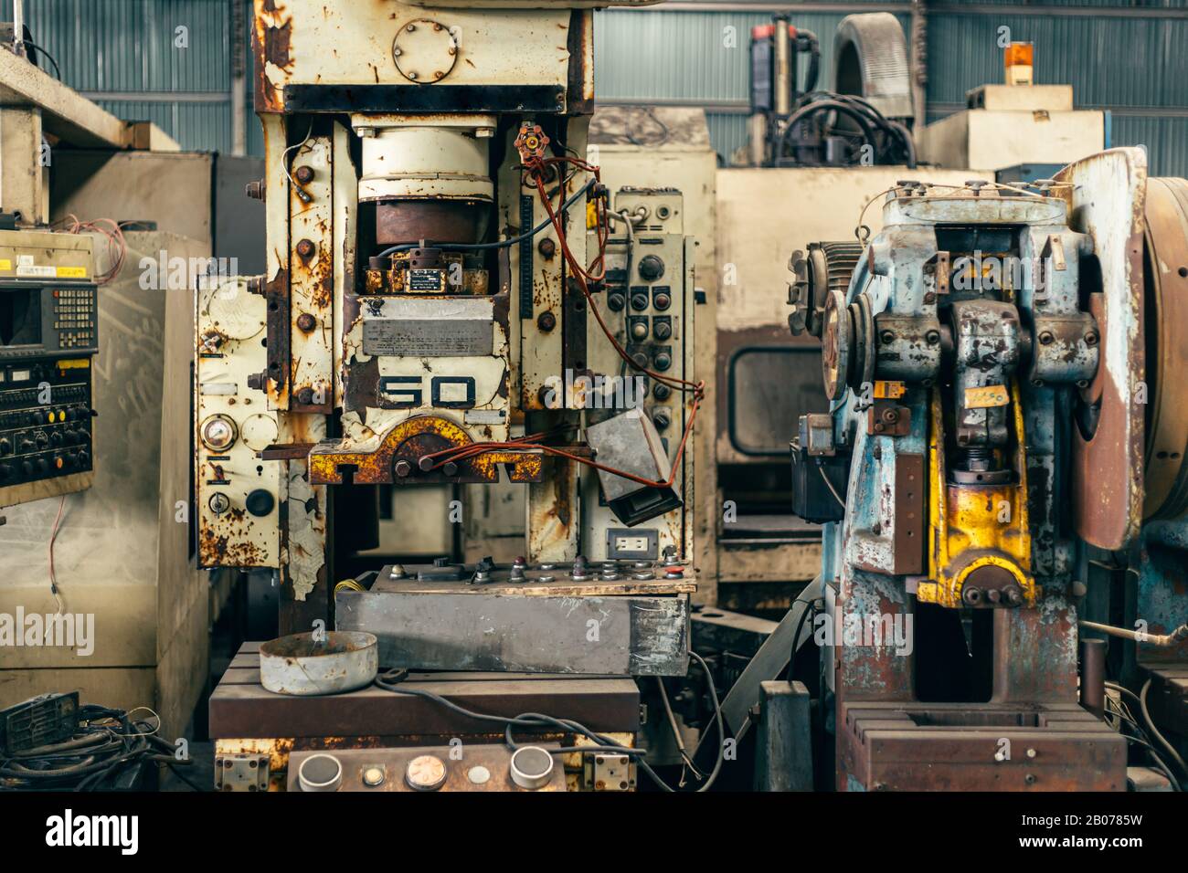 acier rouillé de la machine non utilisé dans l'atelier de machines d'usine. Banque D'Images
