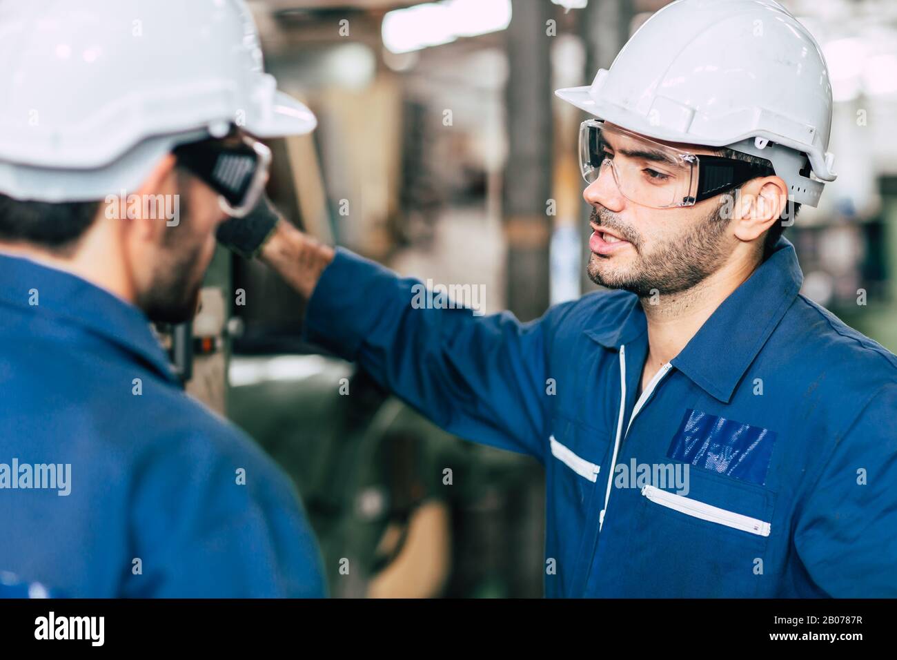 L'équipe d'ingénieurs s'est associée à une discussion sur le lieu de travail de l'usine. Banque D'Images