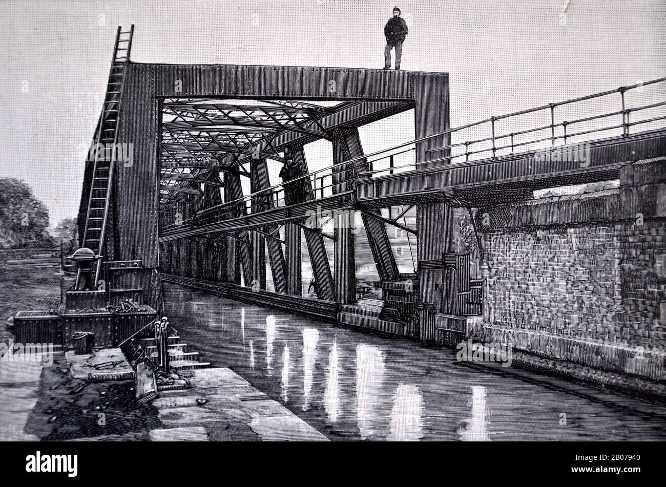 Photographie d'archives en noir et blanc de l'aqueduc de Barton Swing, un aqueduc mobile navigable à Barton Upon Irwell, Grand Manchester, Angleterre, Royaume-Uni, portant l'ancien canal Bridgewater à travers le canal de Manchester : du livre: 'Une enquête sur l'histoire, le commerce et les manufactures du Lancashire' par Reuben Spencer, publié en 1897. Banque D'Images