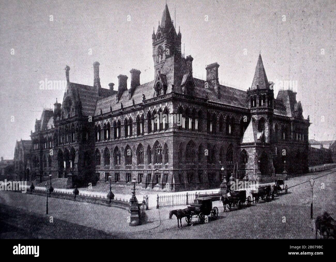 Photographie d'archives en noir et blanc des Manchester Assize courts du livre: 'A Survey of the History, Commerce and Manufacturers of Lancashire' de Reuben Spencer, publié en 1897. Des calèches tracées par des chevaux attendent sur la route à l'extérieur. Les tribunaux se trouvaient sur la Great Ducie Street dans le quartier de Strangways à Manchester. Banque D'Images