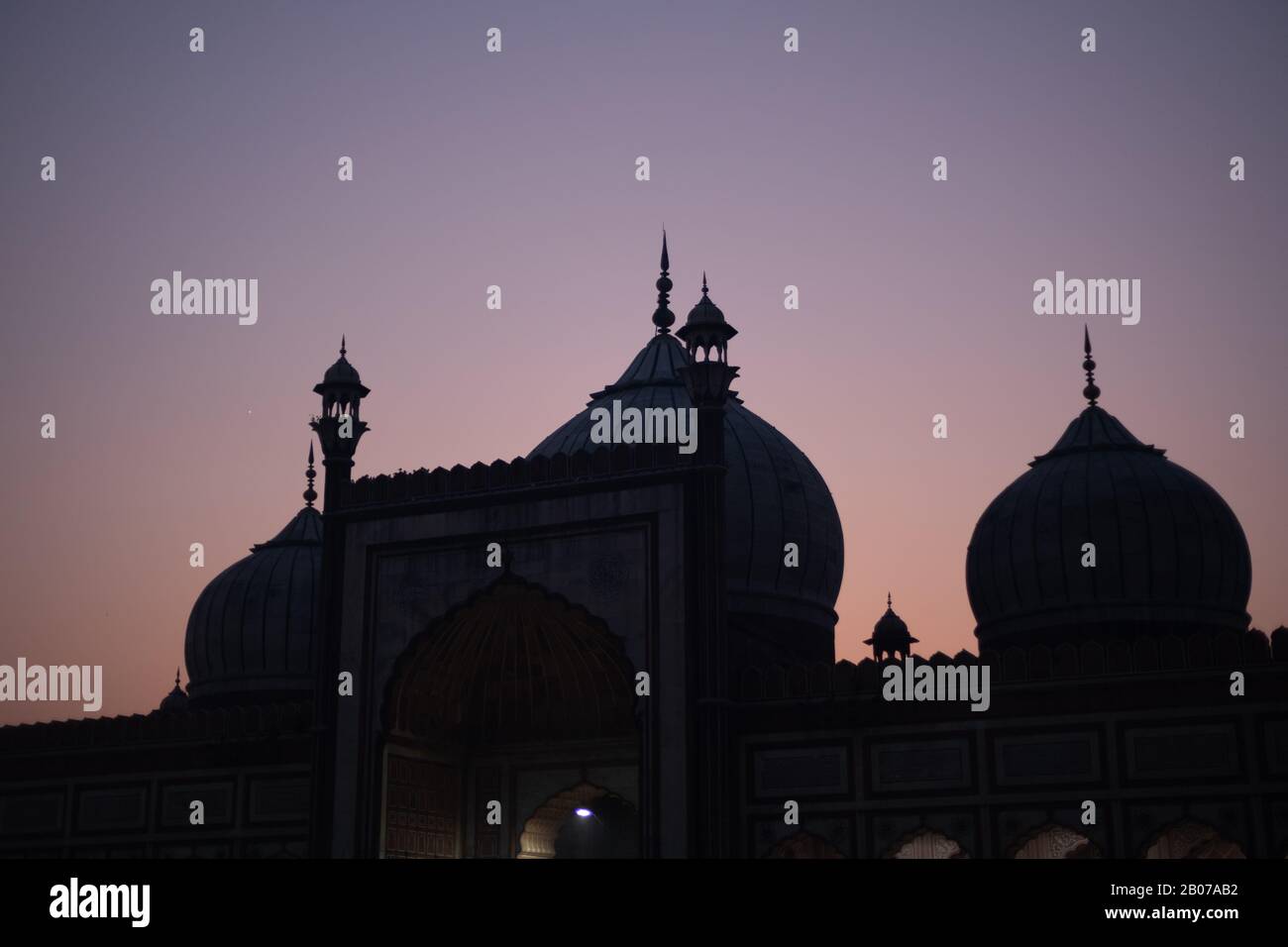 Silhouette d'Jama Masjid dans la vieille ville de Delhi, Inde Banque D'Images