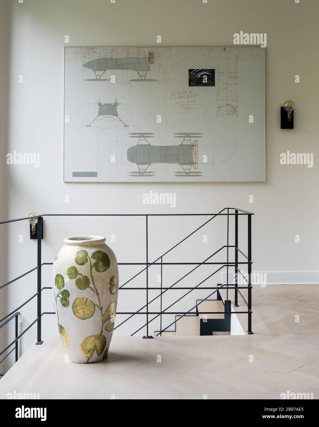 Vase et illustration de l'avion sur la mezzanine Banque D'Images