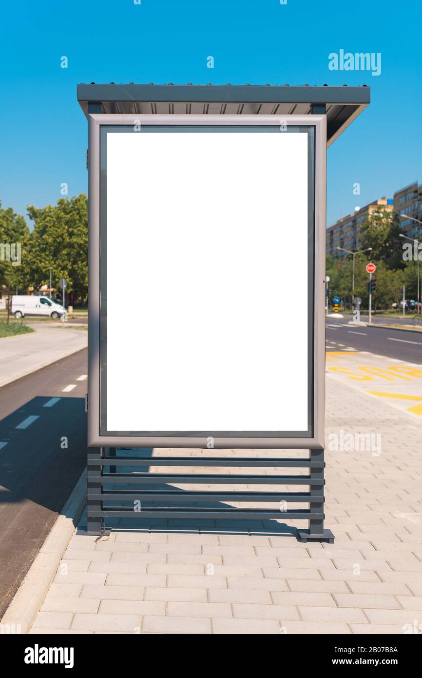 La maquette de l'affiche de la publicité de plein air sur l'arrêt de bus en milieu urbain entourant le jour d'été ensoleillé lumineux Banque D'Images
