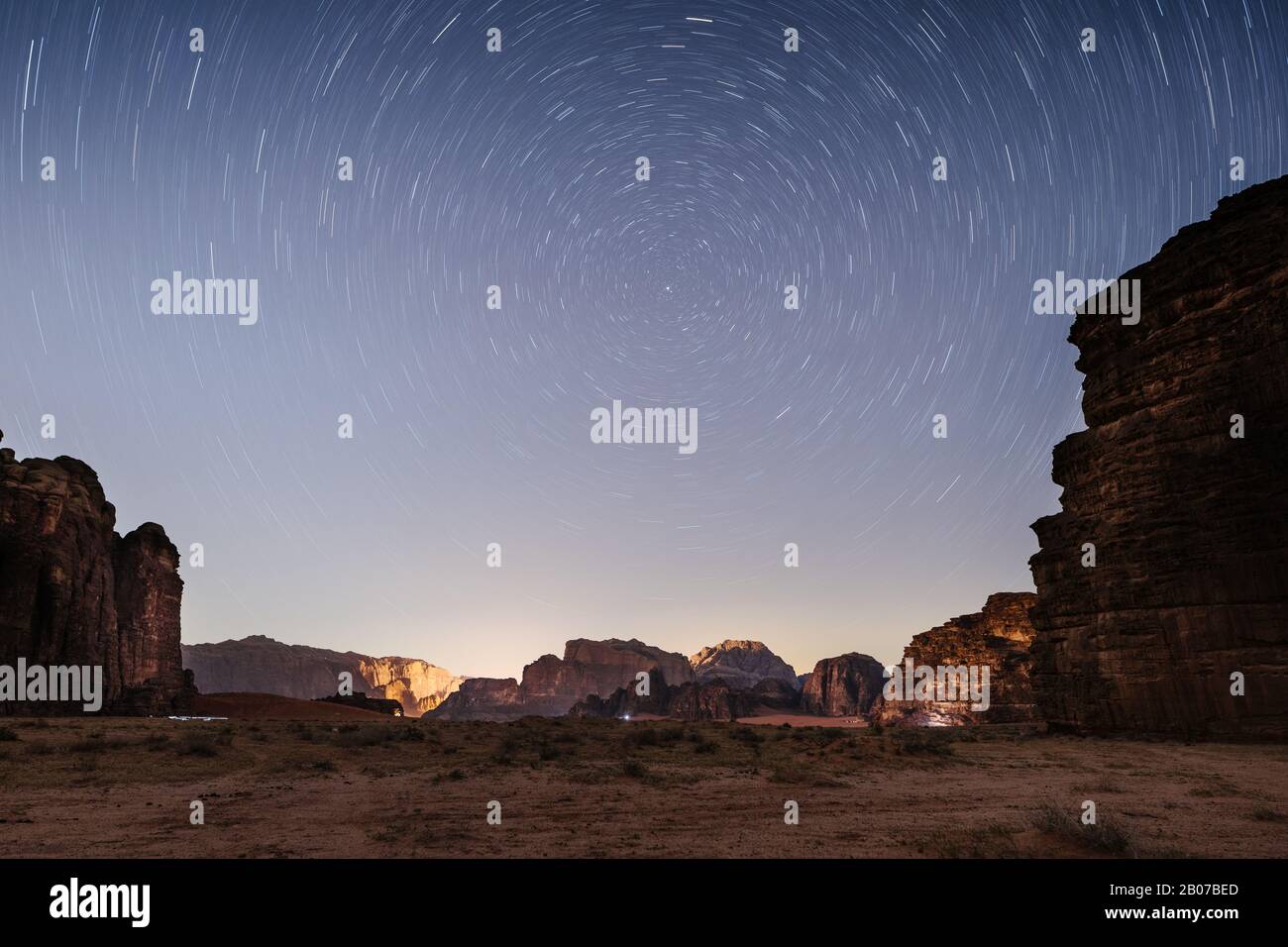 Observation des étoiles de longue exposition Wadi Rum Banque D'Images