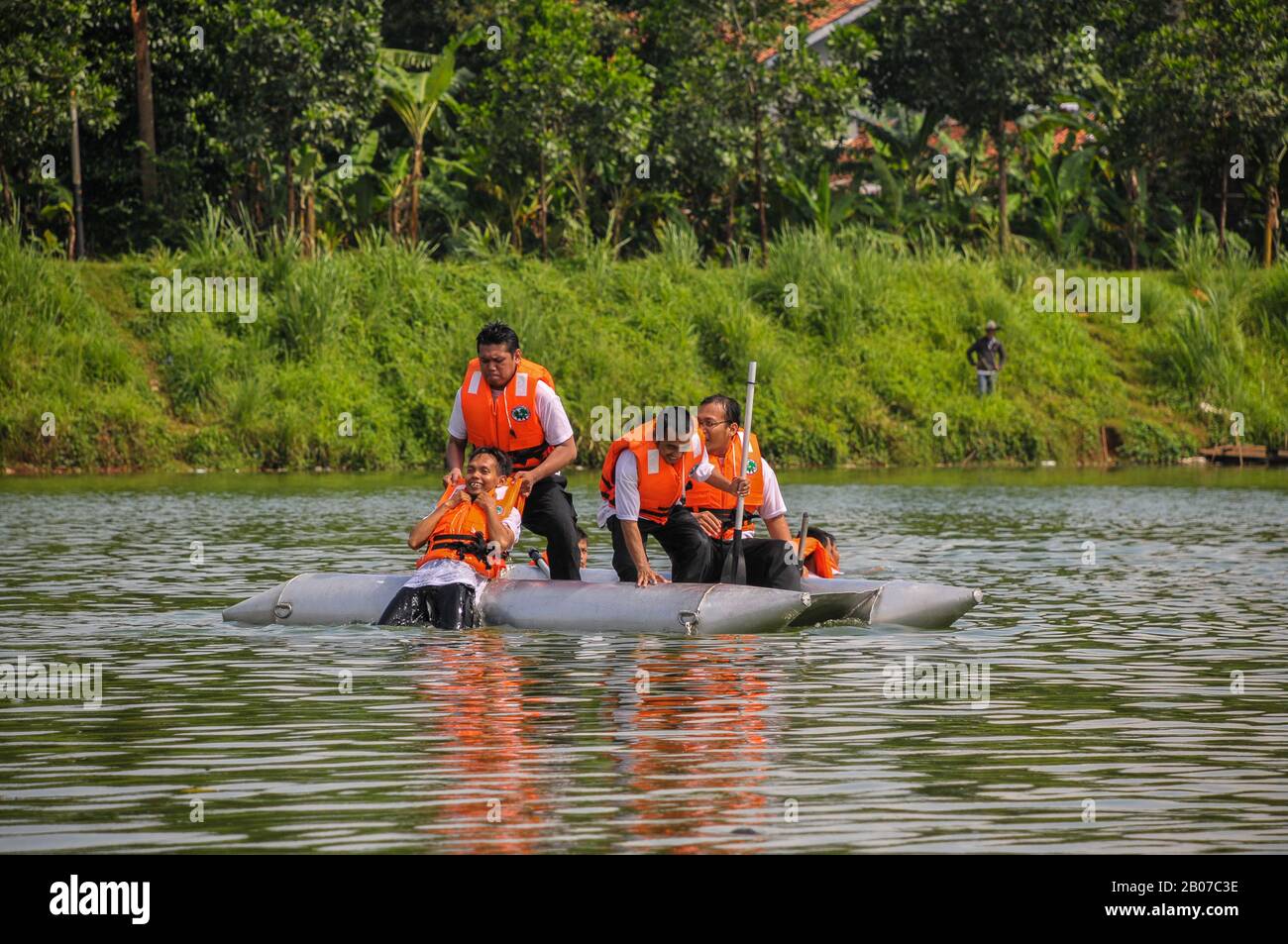 South Tangerang, Indonésie - 14 décembre 2014 : volontaires effectuant une formation de sauvetage en eau sur Le lac Situ de Gintung, à South Tangerang, Indonésie Banque D'Images