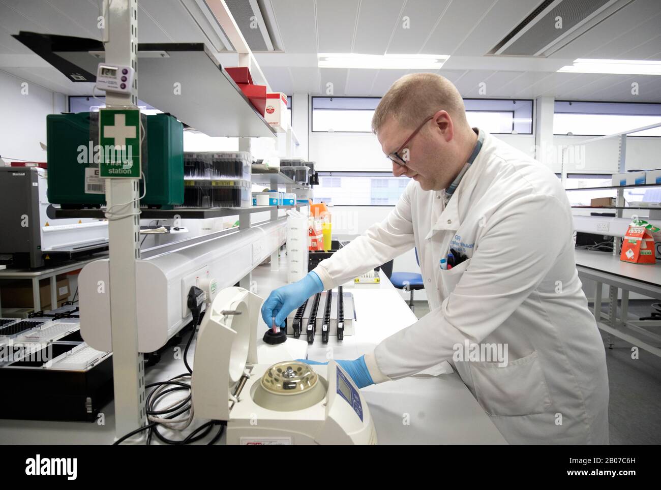Douglas Condie, technicien en soutien clinique, extrait les virus des échantillons d'écouvillons afin que la structure génétique d'un virus puisse être analysée et identifiée dans le laboratoire d'analyse du coronavirus à l'infirmerie royale de Glasgow, à Glasgow. Banque D'Images
