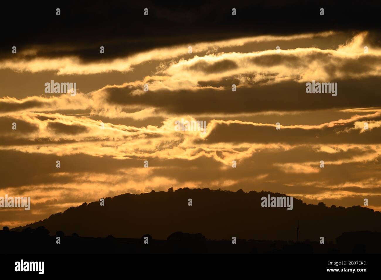 Ciel spectaculaire sur des collines lointaines dans le Shropshire. Banque D'Images