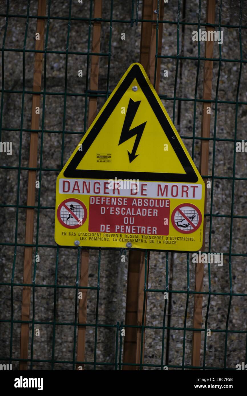 Panneau Haute Tension À La Sous-Station D'Électricité - France Banque D'Images