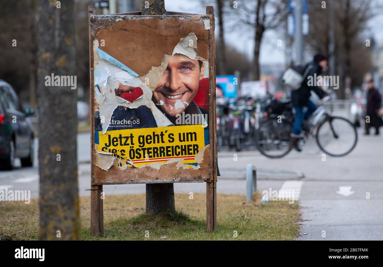 19 février 2020, Bavière, Munich: Une affiche électorale détruite du CSU se tient sur le côté d'une route. Une ancienne affiche électorale de Heinz-Christian Strache (FPÖ) de 2008 apparaît sous l'affiche déchirée. Le 15.03.2020, les maires seront également élus aux élections locales en Bavière. Photo: Sven Hoppe/dpa - ATTENTION: Utilisez uniquement en format complet Banque D'Images