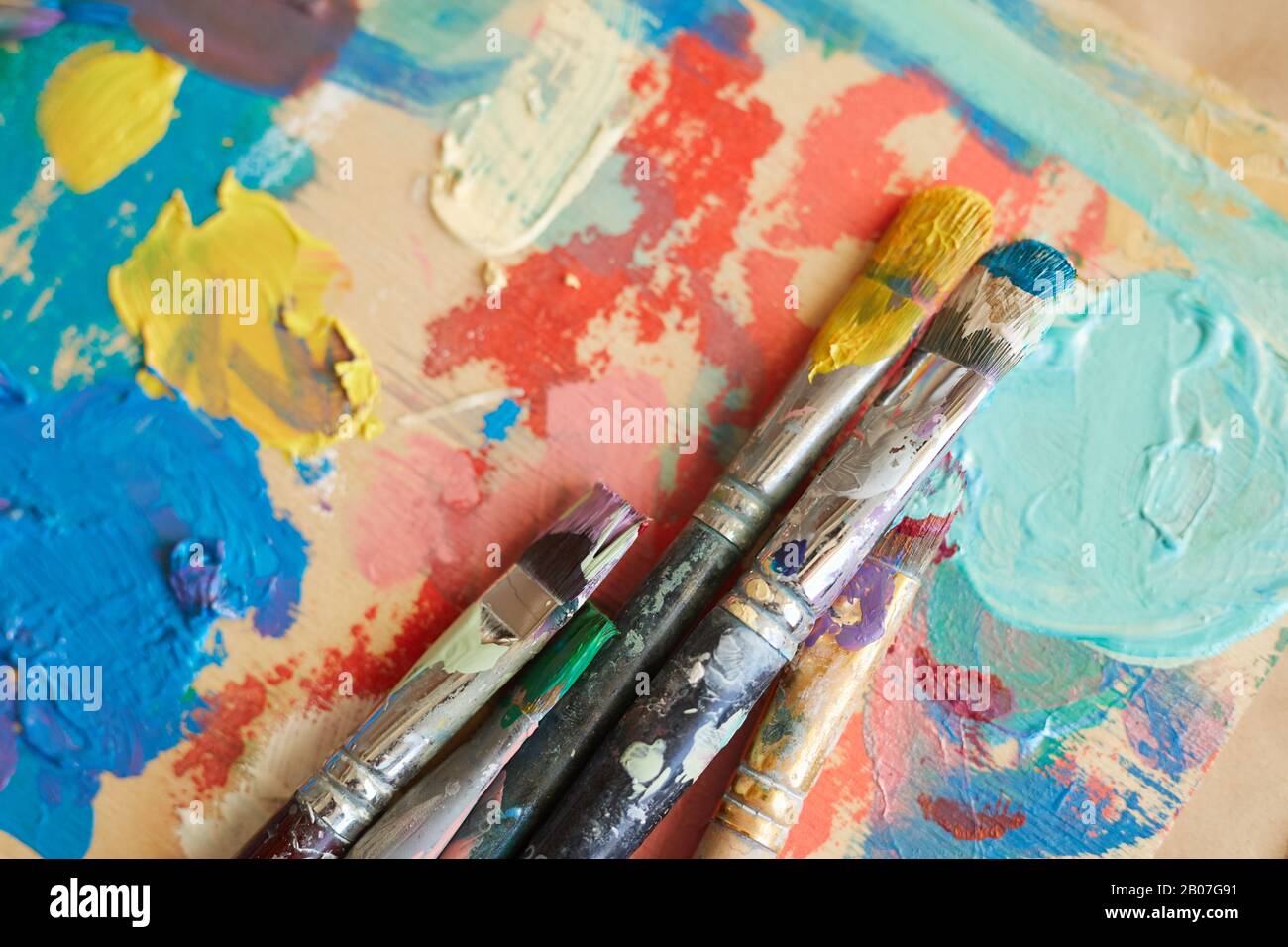 Gros plan de peinture à l'aquarelle avec pinceaux sur la table Banque D'Images