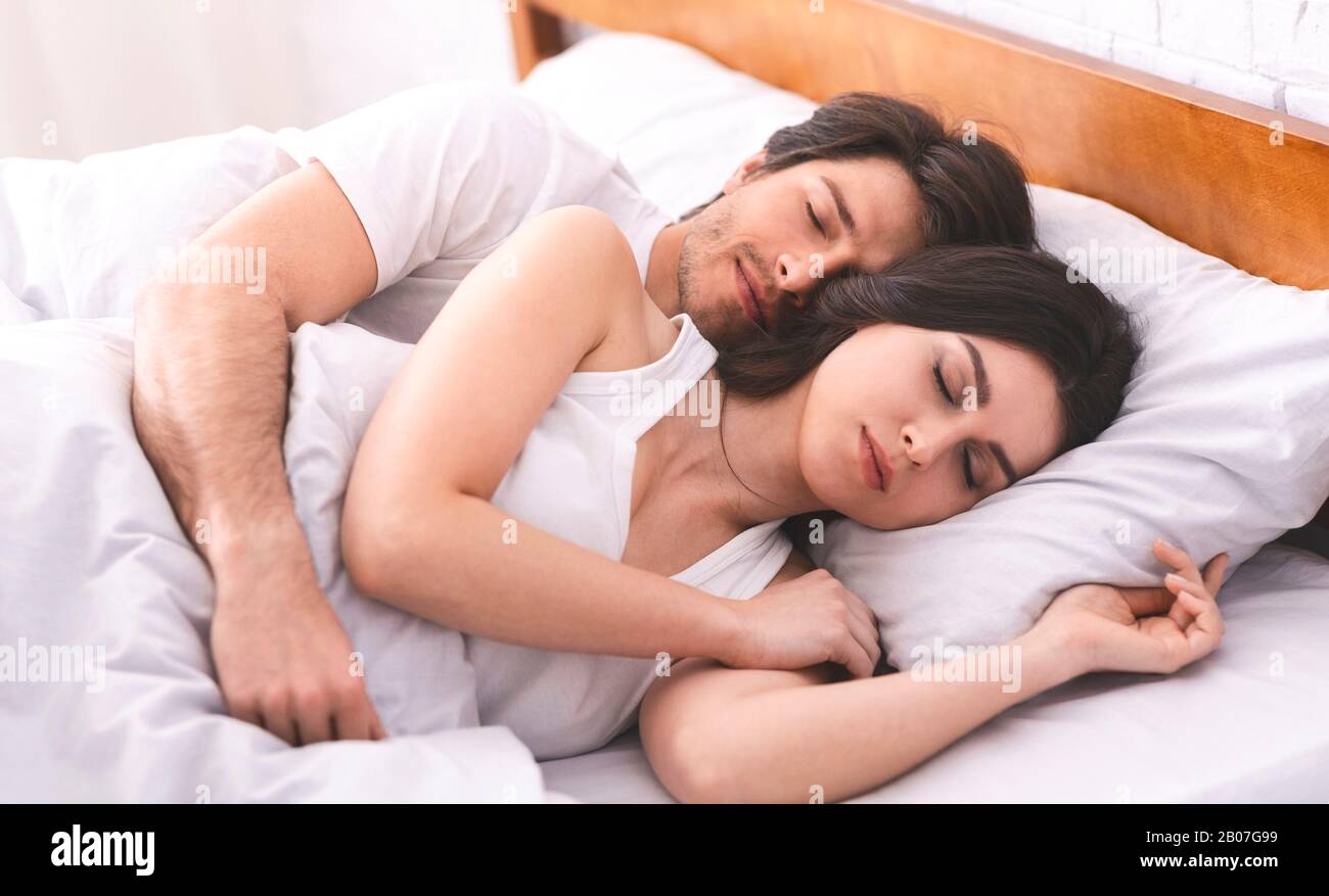 Photo de jeune couple marié dormant ensemble dans le lit Photo Stock - Alamy