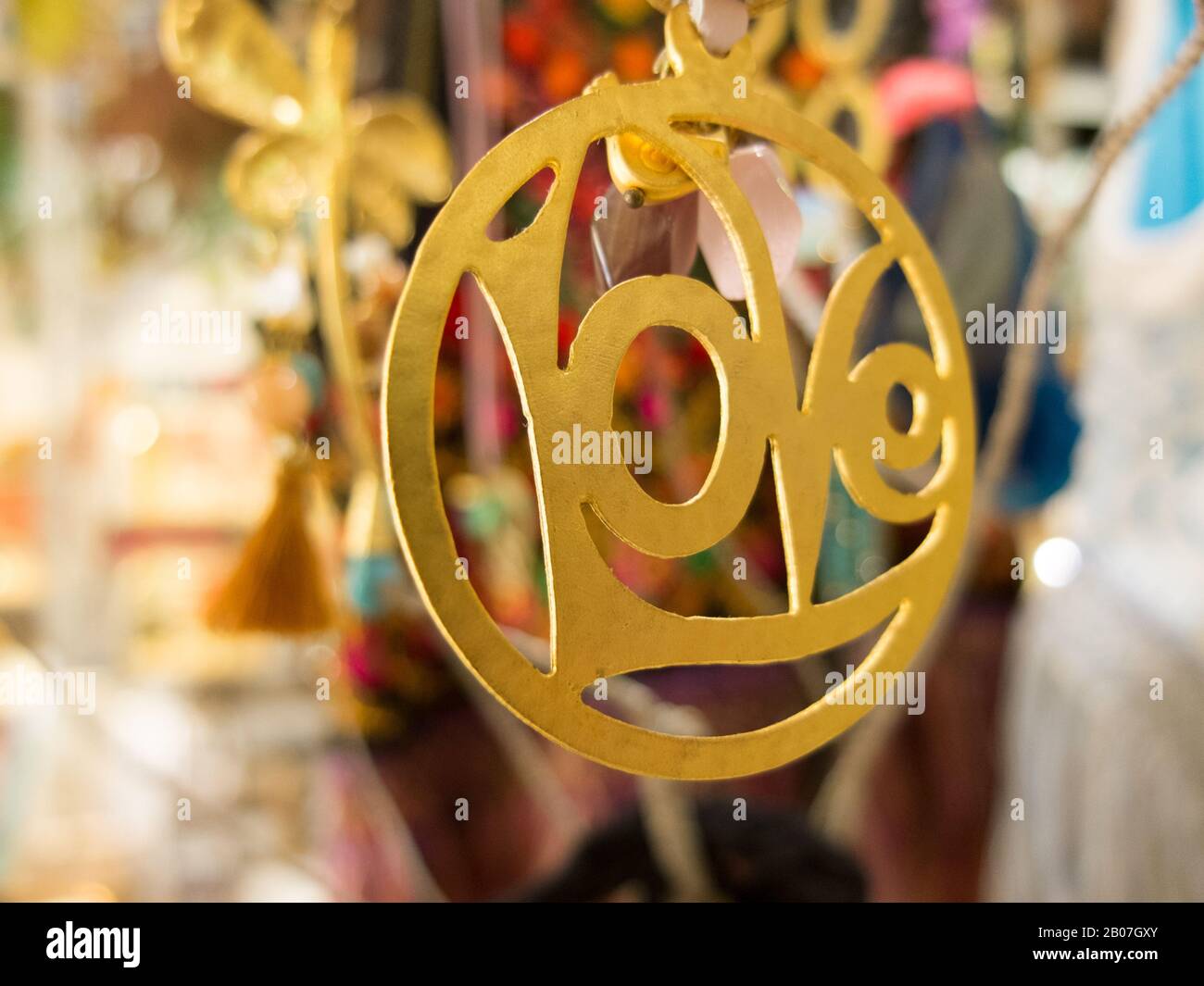 Golden pendentif épeler le mot Amour en vente dans un espace de marché au marché Hippy dans la ville D'Es Canar sur l'île d'Ibiza, les îles Baléares, Banque D'Images