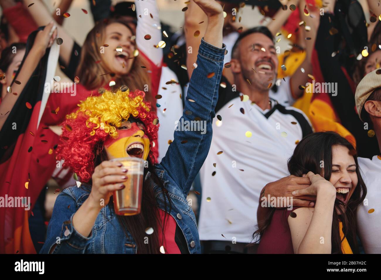 Les Supporters De Football Applaudissent Avec Des Confettis En