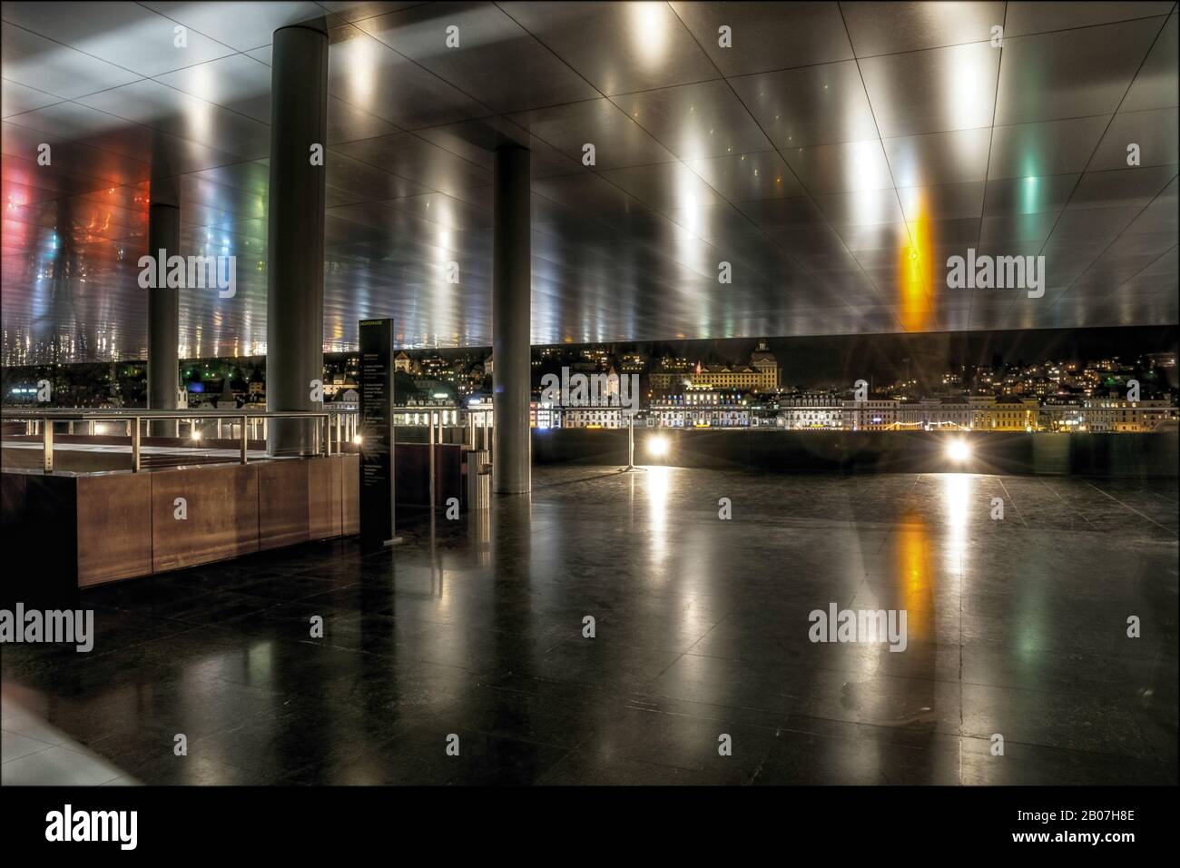 Terrasse sur le toit du centre culturel et des congrès de Lucerne la nuit Dachterrasse des KKL Luzern Banque D'Images