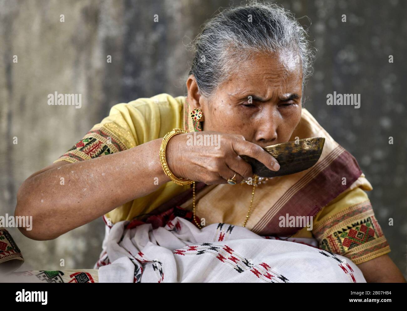 19 février 2020, Guwahati, Assam, Inde: Une femme tribale en bavoir Apong (vin de riz maison) pendant le festival Ali-Aye-Ligang à Guwahati. Ali ai Ligang est le festival le plus animé célébré par la tribu de Mishing du peuple d'Assam. Le festival commence le premier mercredi du mois de Fagun du calendrier des Assamois. Au cours de ce festival, Misings propose un grand banquet avec Apong (vin de riz fait maison) avec divers plats. (Image Crédit : © David Talukdar/Zuma Wire) Banque D'Images