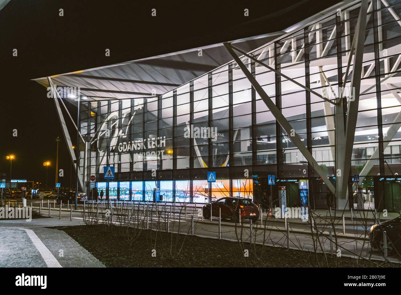 Terminal de l'aéroport GDN de Gdansk en Pologne. Vue Extérieure De L'Aéroport Lech Walesa De Gdansk. Terminal De L'Aéroport De Gdansk Au Crépuscule. Gdansk, Pologne, Février Banque D'Images