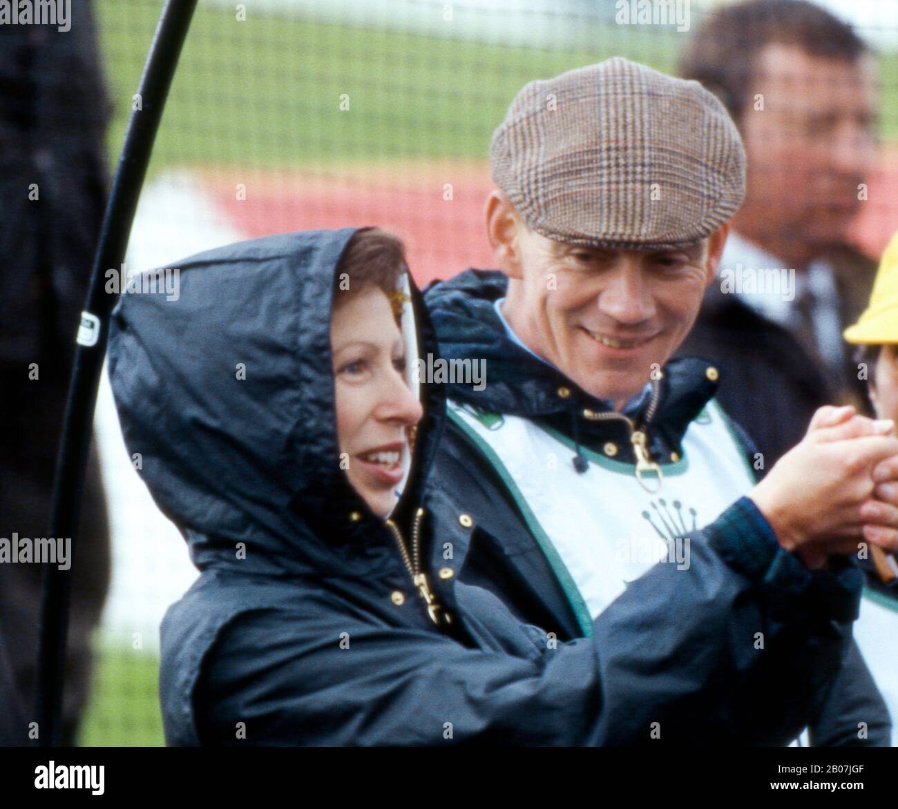 Anthony Andrews - acteur avec HRH Princess Anne lors d'une fusillade caritative. La princesse Anne est la fille d'Andrews, la godmère d'Amy-Samantha. Chester, Angleterre 1984 Banque D'Images