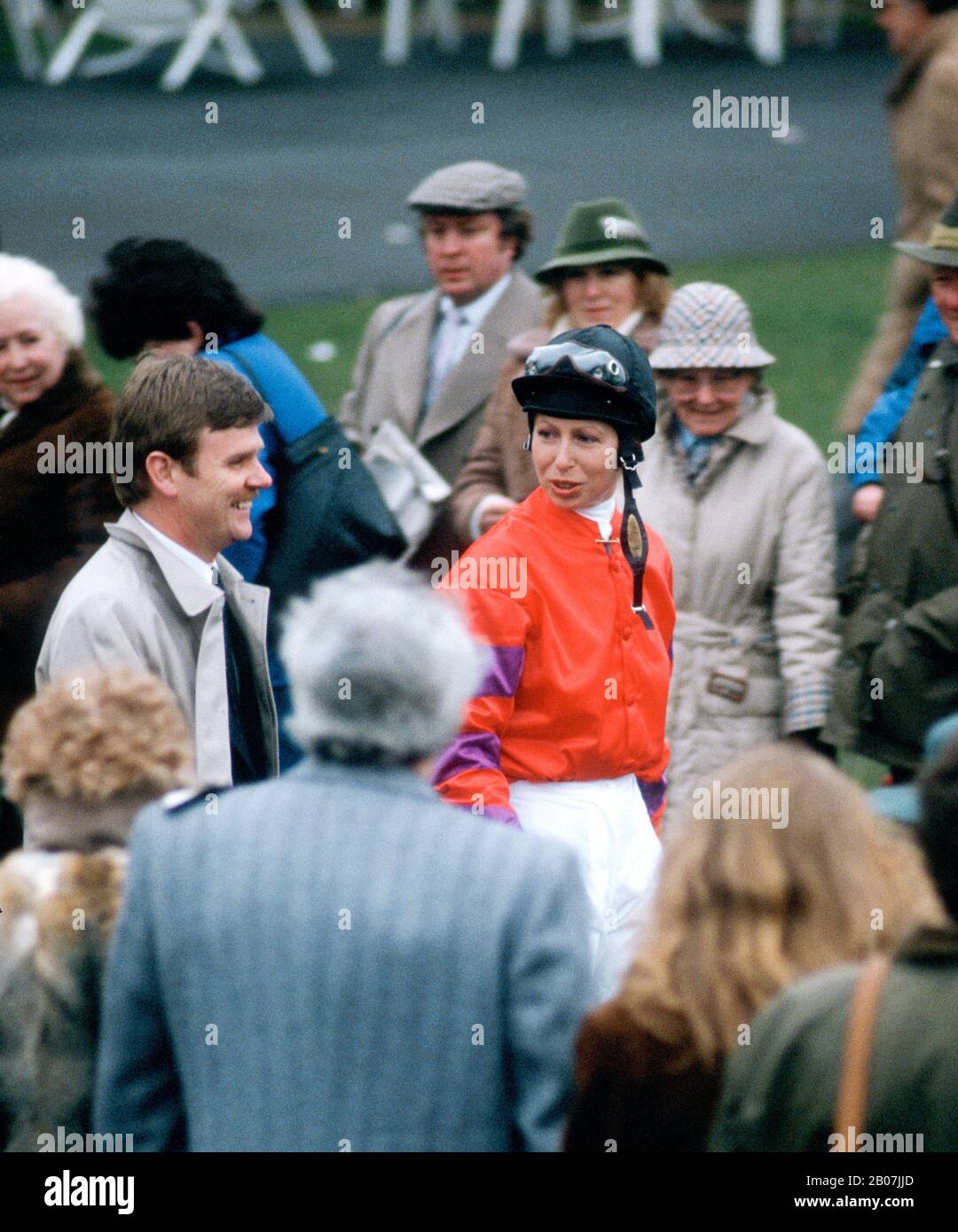 L'officier royal de protection et la princesse Anne, Newbury races, Angleterre Mars 1986 Banque D'Images