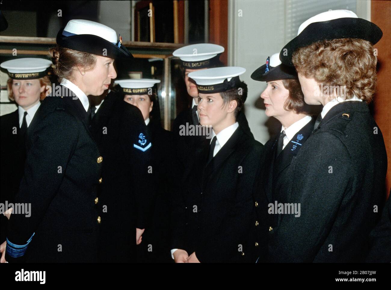 HRH Princess Anne rencontre l'équipage du HMS Osprey lors d'une visite au Musée naval de Portsmouth, Grande-Bretagne, février 1989 Banque D'Images