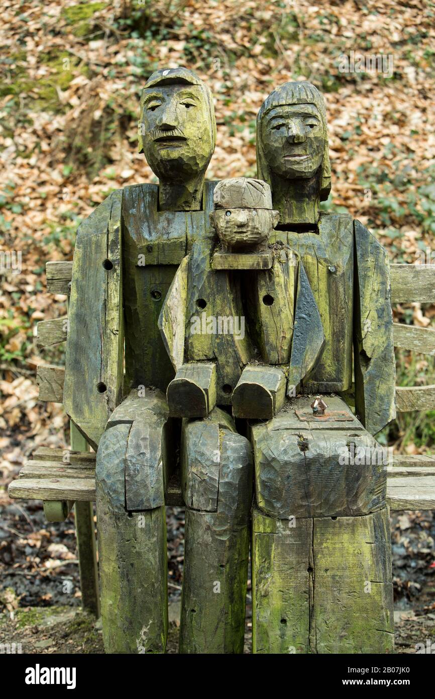 La famille Woodland, une sculpture rustique en bois d'une famille sur la piste Tarka à l'extérieur de Great Torrington, Devon, Angleterre Banque D'Images