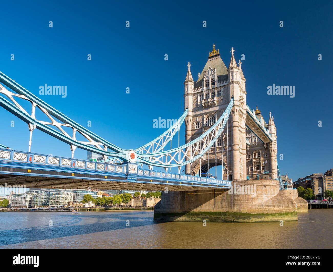 Détail du pont de la Tour au-dessus de la rivière Thames lors d'une journée ensoleillée à Londres, Royaume-Uni Banque D'Images