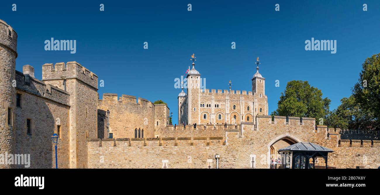 Vue sur la Tour de Londres une journée ensoleillée. Bâtiment important faisant partie des palais royaux historiques abritant les joyaux de la Couronne Banque D'Images