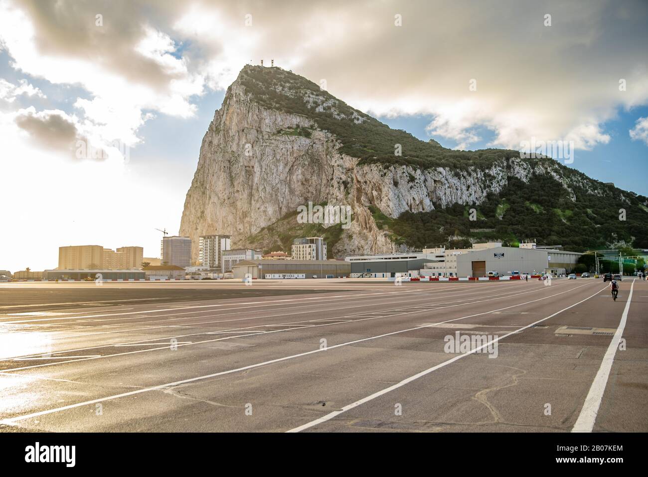 Gibraltar - 12 janvier 2020 : piste d'aéroport, prête à quitter l'avion par temps ensoleillé sur Gibraltar Banque D'Images