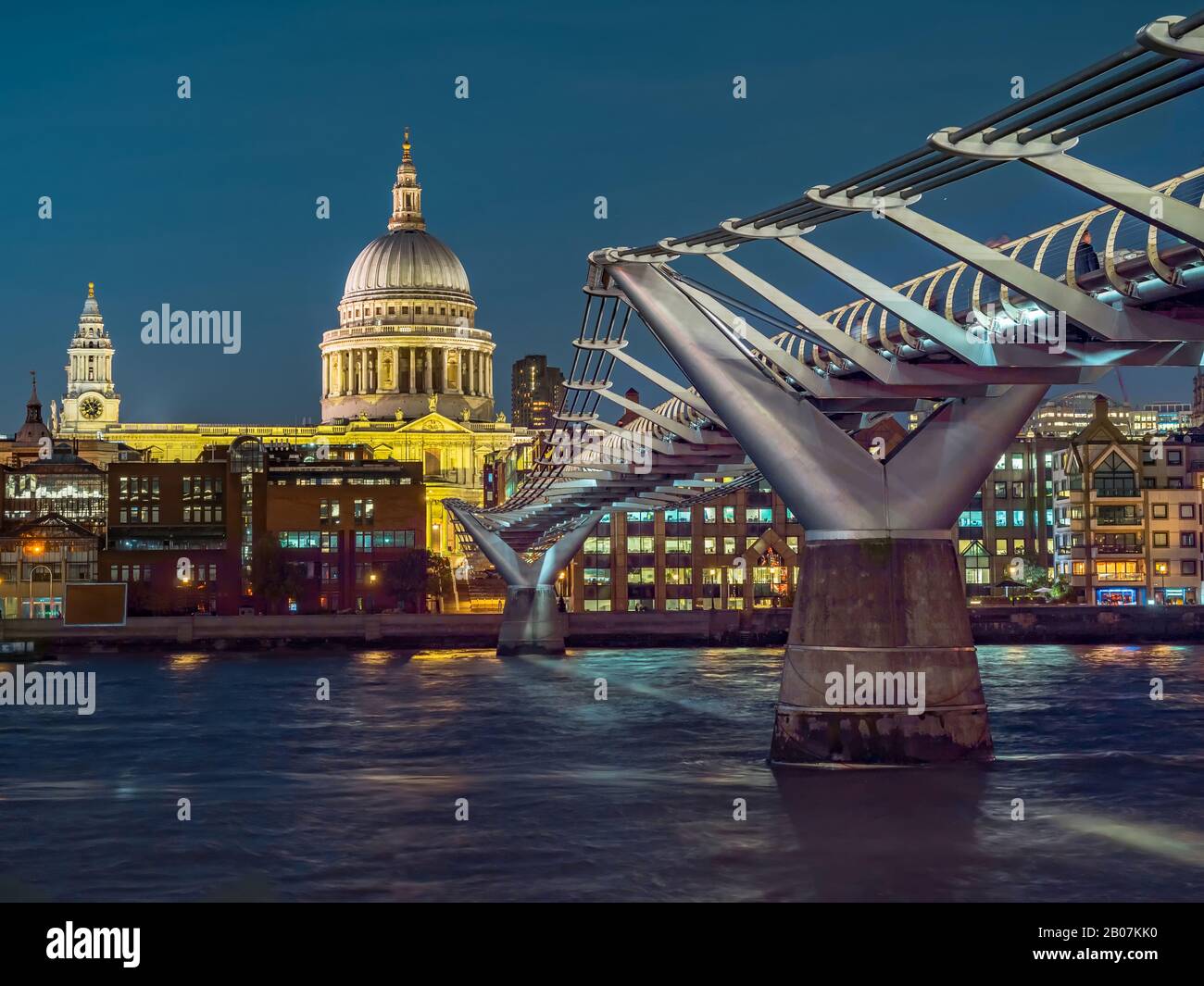 Vue panoramique nocturne sur la Tamise avec pont Millennium et cathédrale Saint-Paul en arrière-plan. Paysage Urbain De Londres, Royaume-Uni Banque D'Images