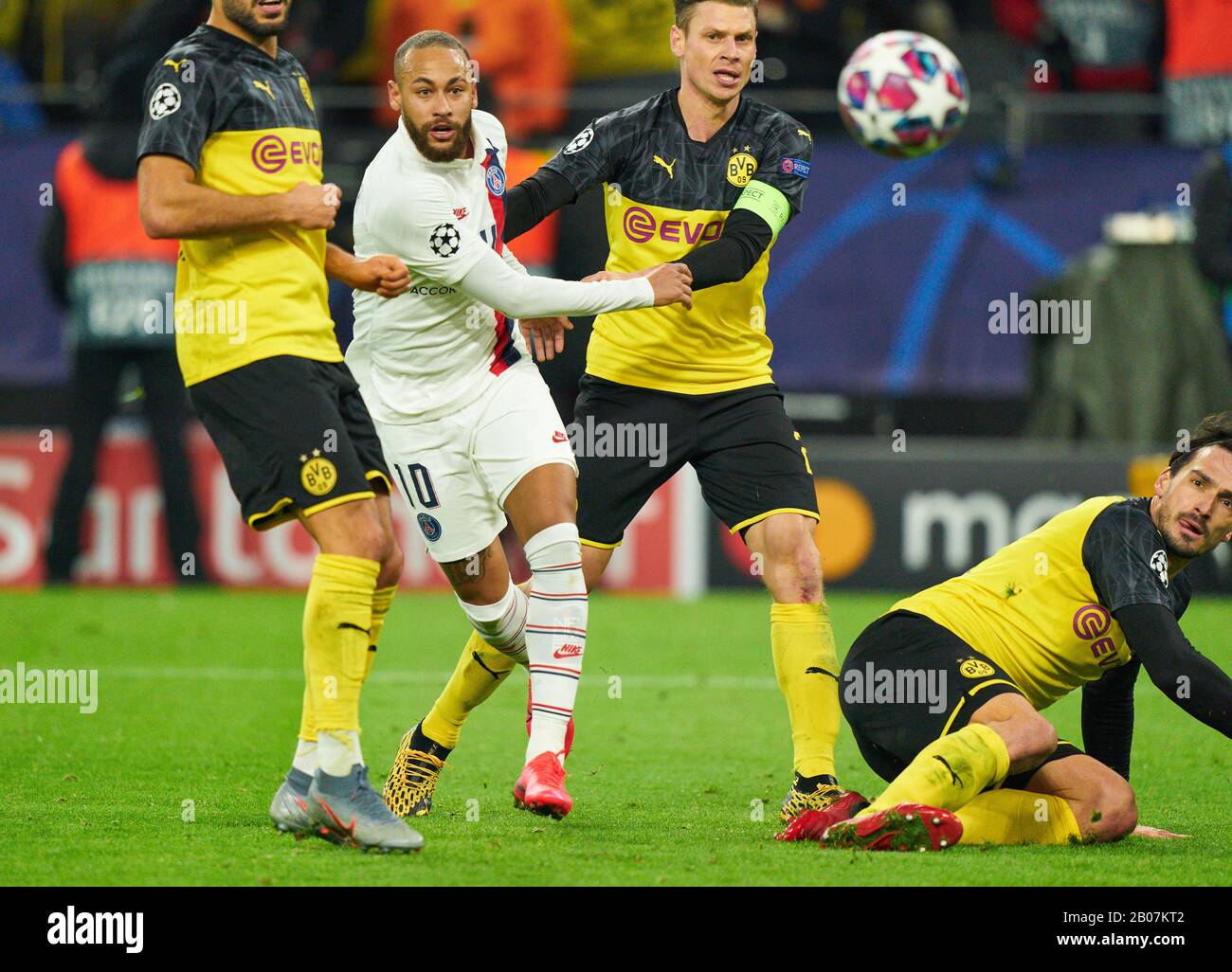 Cl Football Dortmund - Paris, Dortmund 18 Février 2020. Neymar, PSG 10 affrontez le ballon, affrontez, duel, header, zweikampf, action, lutte contre Ebre CAN, BVB 27 Christophe JALLET, PSG 26 ps15 BORUSSIA DORTMUND - PARIS SG 2-1 Ligue des champions de football de l'UEFA , Round of Last 16, S i g n a l i d u n a P a r k S t a d i u m BVB à Dortmund, le 18 février 2020. Saison 2019/2020 © Peter Schatz / Alay Live News Banque D'Images