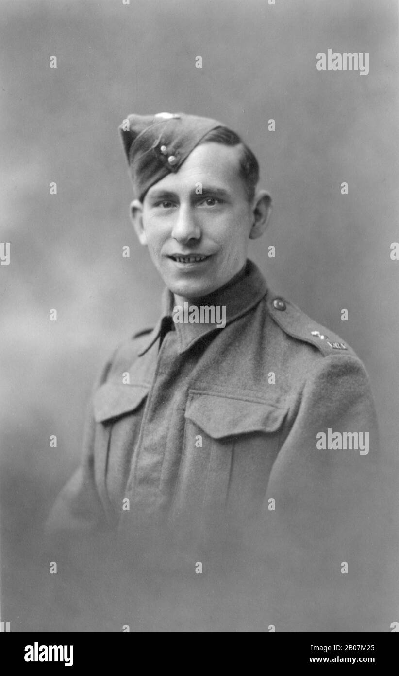 Jeune homme au début des années 20 assis pour un portrait de studio vers 1939 dans l'uniforme d'un privé dans les Royal Welsh Fusiliers au début de la deuxième guerre mondiale Banque D'Images