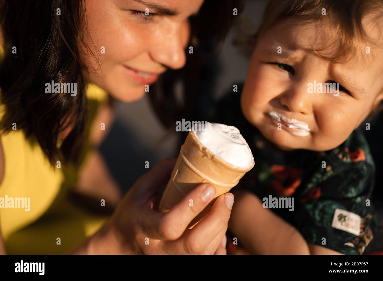 Mere Nourrir Bebe Enfant Garcon Glace Creme Jeune Maman Et Son Bebe Mangent Blanc Vanille Cremeux Dessert Assis Dans Un Bebe Caleche Caucasien Famille 1 Photo Stock Alamy