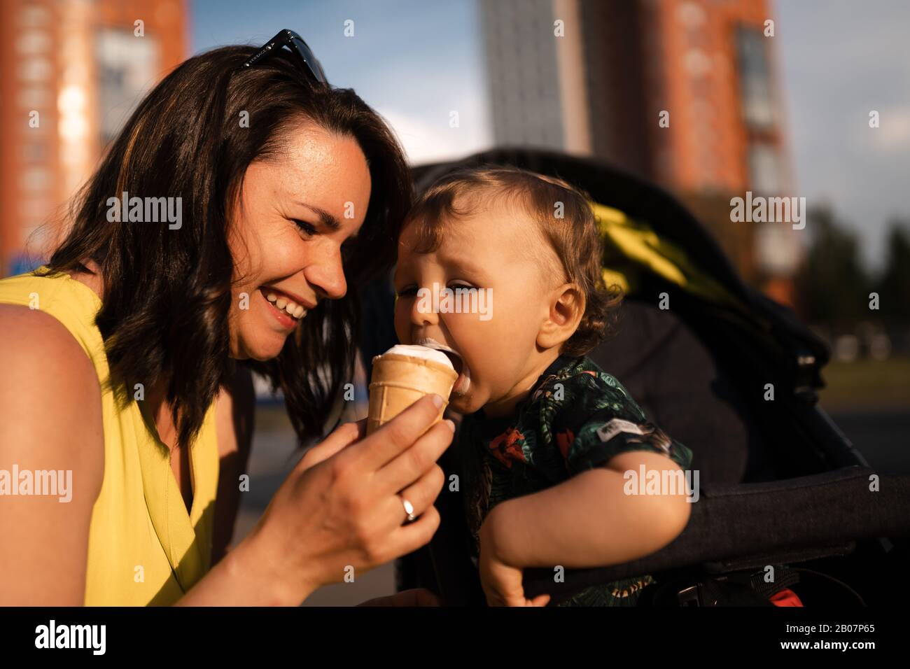 Mere Nourrir Bebe Enfant Garcon Glace Creme Jeune Maman Et Son Bebe Mangent Blanc Vanille Cremeux Dessert Assis Dans Un Bebe Caleche Caucasien Famille 1 Photo Stock Alamy