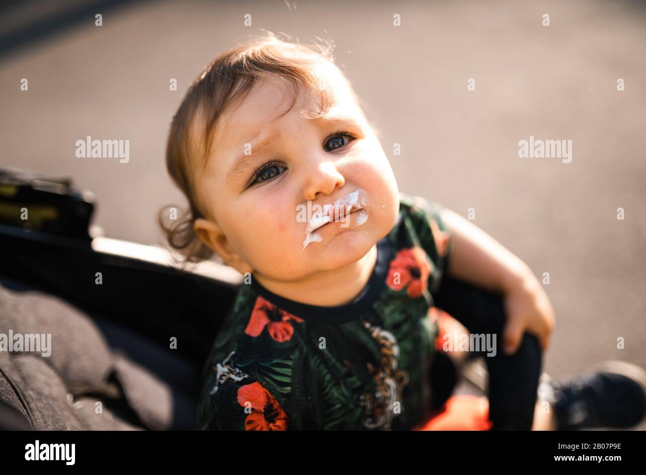 Mere Nourrir Bebe Enfant Garcon Glace Creme Jeune Maman Et Son Bebe Mangent Blanc Vanille Cremeux Dessert Assis Dans Un Bebe Caleche Caucasien Famille 1 Photo Stock Alamy