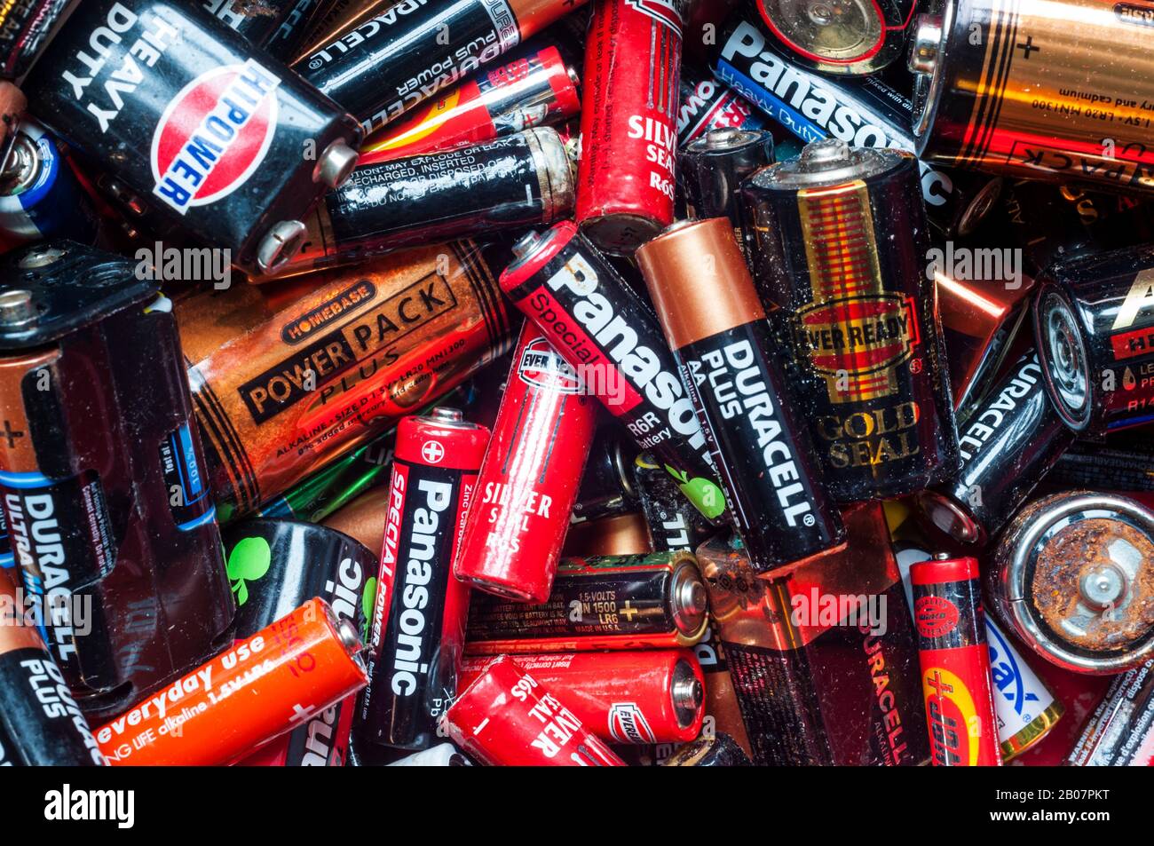 Une collection d'anciennes batteries qui fuient à recycler. Banque D'Images