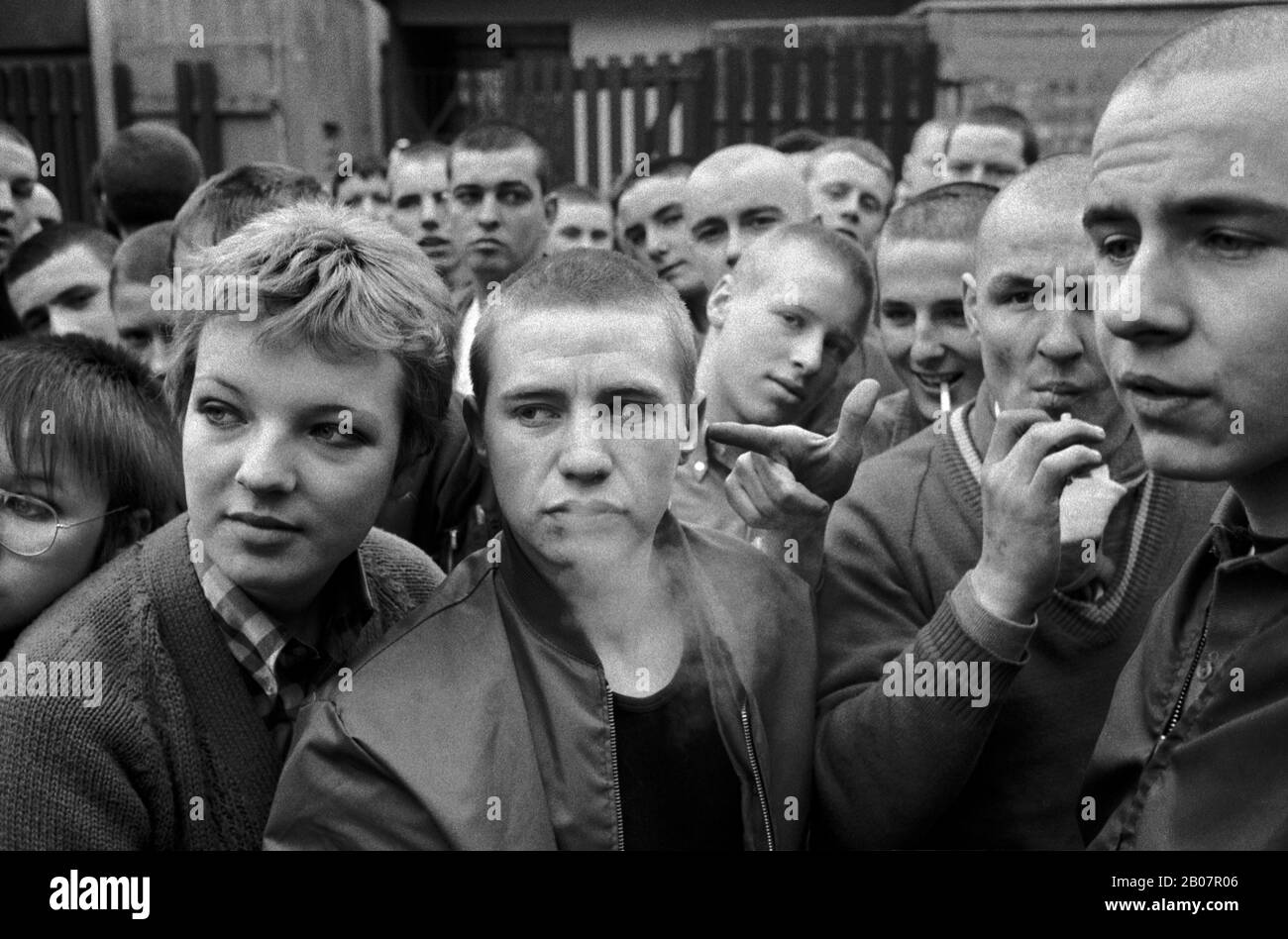 Adolescents en tête de peau un groupe de jeunes adultes hommes et femmes 1980s. Ils portent des blousons aviateur tendance. Southwark, sud de Londres Angleterre vers 1980. HOMER SYKES Banque D'Images