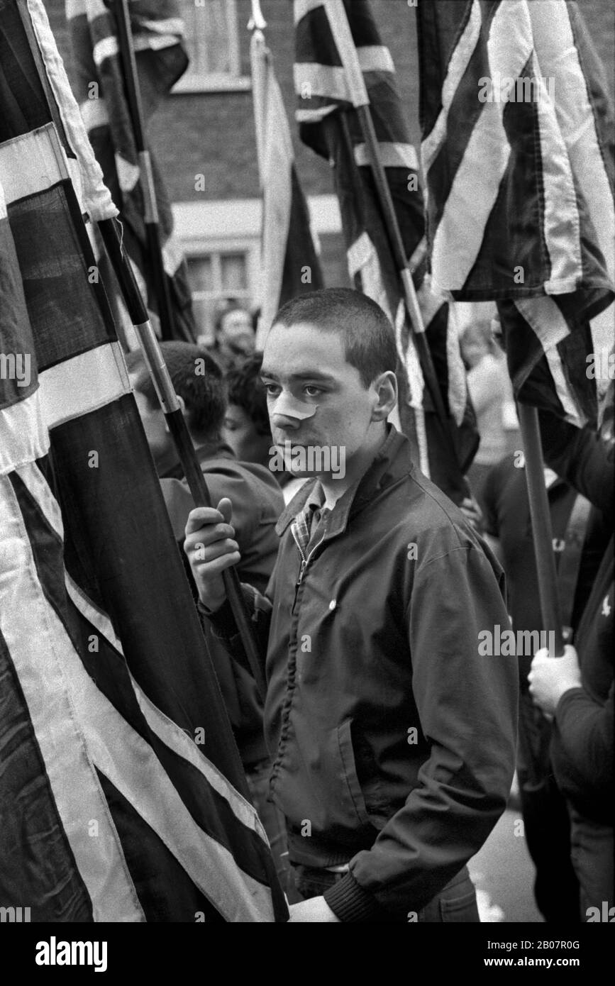 Le Front national traverse Southwark South London dans les années 1980. Bannière dire Défendre Notre ancien folklorique Rapatrier Les Fugueurs.1980 Royaume-Uni HOMER SYKES Banque D'Images