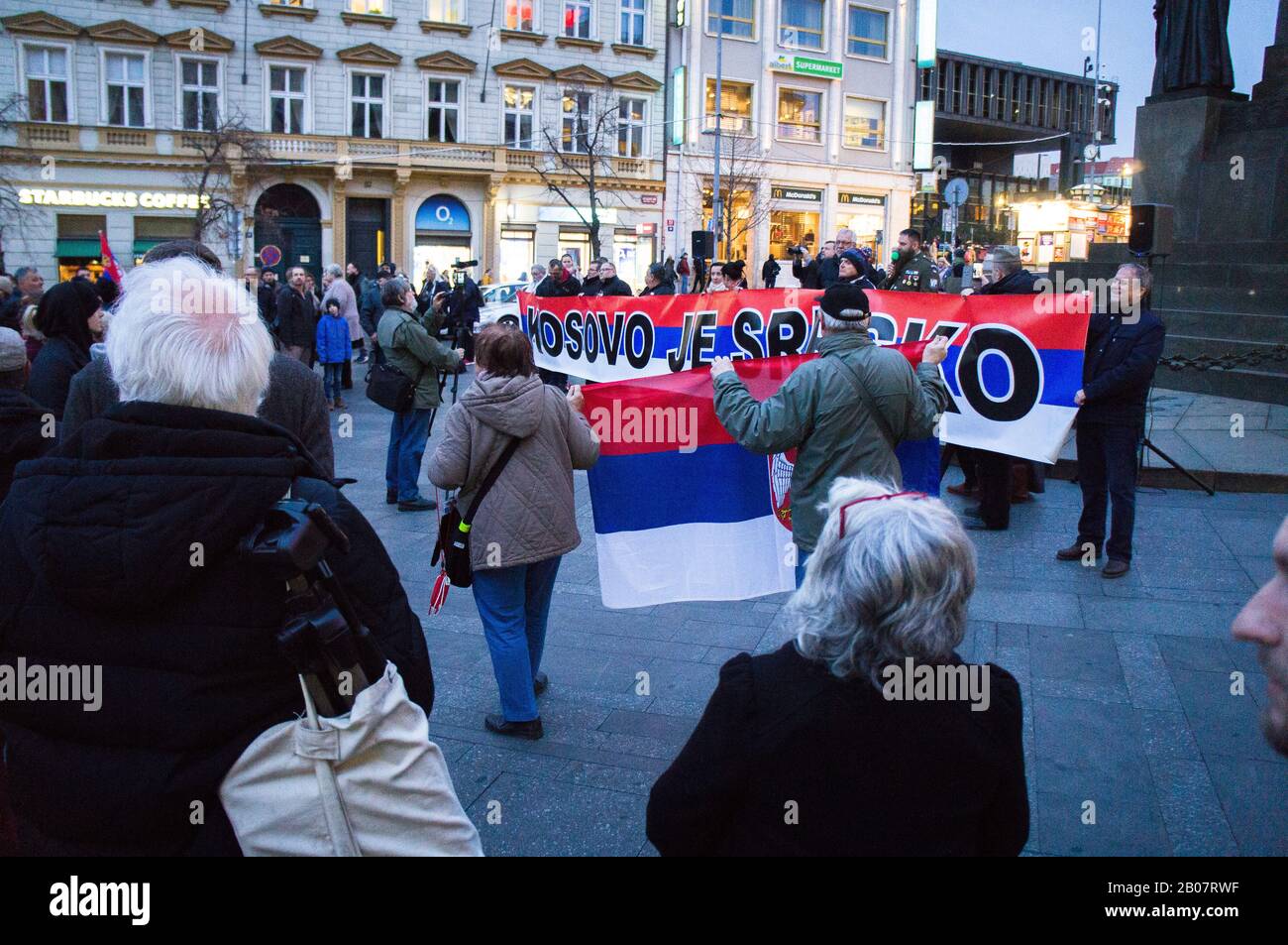 Un rassemblement protestant contre l'indépendance du Kosovo a eu lieu sur la place Venceslas à Prague le lundi 17 février 2020. Le Parlement du Kosovo a déclaré Banque D'Images