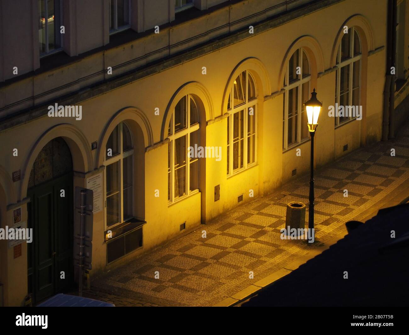 Rue déserte la nuit à Prague, République Tchèque, éclairée par un feu de rue. Le centre historique de Prague est classé au patrimoine mondial de l'UNESCO. Banque D'Images