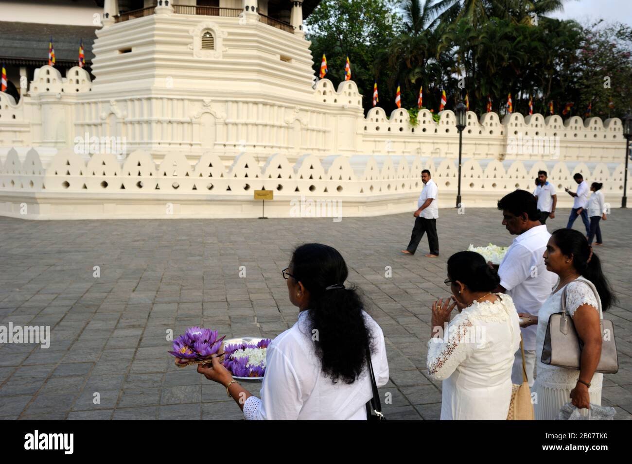 Sri Lanka, Kandy, temple de la dent, des gens apportant des offrandes de fleurs Banque D'Images